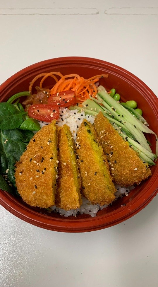 Best Sushi, noodles and ramen in Leighton Buzzard for delivery and takeaway veg katsu curry served in a bowl with rice and garnished with tomatoes and carrot slices